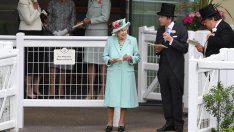 Елизабет II блести в розово на церемонията по посрещането си в Балморал