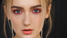 Пролетен грим: Звездите залагат на червените сенки