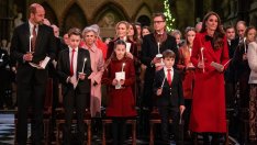 Кейт Мидълтън и принц Уилям присъстваха на коледната служба с децата си