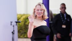 Памела вече не е блондинка – Звездата от „Спасители на плажа“ дебютира нова секси прическа 