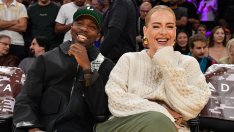 Младоженци! Адел показа брачната халка, седнала до съпруга си Рич Пол