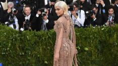 Кайли Дженър, какъв е този тоалет?