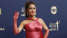 Салма Хайек отново е тук и отново е по бански