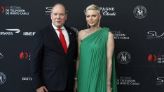 Принцеса Шарлийн и принц Албер с рядка проява на близост