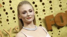 Прически за лятото: Софи Търнър е готова за плажа