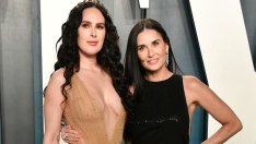 Румър Уилис се вмъква в емблематичните златни бикини на майка си Деми Мур 