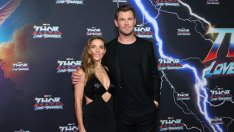 Крис Хемсуърт и Елза Патаки с 8-годишните си близнаци на червения килим