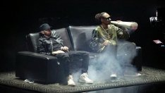 Джони Деп като космонавт, а Снуп Дог и Еминем пушат марихуана