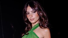 Леле-мале – Емили Ратайковски отново страстно награби мъж на улицата