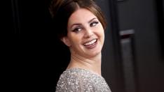 Лана Дел Рей се замеси в скандал, появи се с мрежеста маска