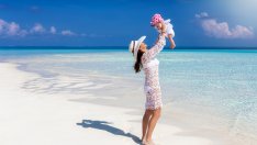 Глория заведе внучката си на плаж