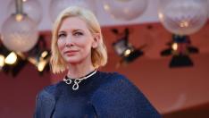 Защо Кейт Бланшет повтаря дрехите си по червения килим?