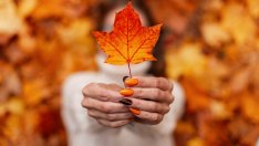 Есенен маникюр: Какви цветове да носите