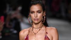 Ирина Шейк провокира феновете си по секси гащеризон  