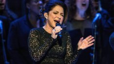 Глория Естефан с кукла Барби за рождения ден