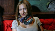 С деца на море – Алекс Раева прави кофички на брега 