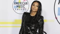 Бюти тенденции: Сиара и косата ѝ в леденосиньо