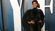 Моделът Халима Аден прави предпазни маски за лекарите на първа линия