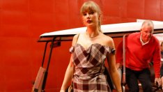 Тейлър Суифт и Травис Келси се появиха в сходни карирани тоалети, опровергавайки слуховете за раздяла 