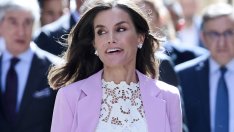 Кралица Летисия изглежда подмладена в дантелена пролетна визия 