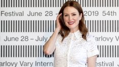 Джулиан Мур комбинира обикновени чехли с дизайнерско Valentino