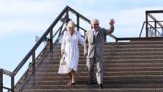 Крал Чарлз се пошегува със сърфирането: „Ако бях по-млад...“