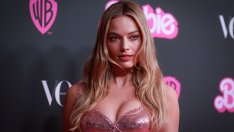 Звездна мода – Марго Роби не може да излезе от ролята на Барби