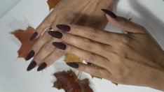 Маникюр „Бонбонен мат“ – Минималистичен шик в топлите тонове на есента
