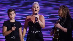 Пинк и 13-годишната ѝ дъщеря с наелектризиращо изпълнение в чест на Камала Харис