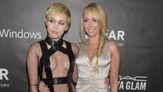 Шаферка: Майли Сайръс на сватбата на майка си Тиш и Доминик Пърсел