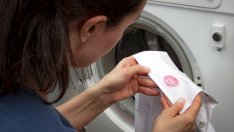 Петна от грим по дрехите – лесни начини за премахването им