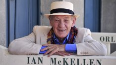 Какво е състоянието на сър Иън Маккелън след притеснителното му падане от сцената