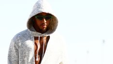 Луис Хамилтън налага нова смела визия: Пуловер с прозорец