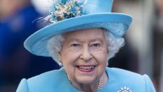 Феновете критикуват кралица Елизабет II, не носела маска