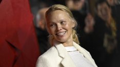 Без капка грим: Памела Андерсън показа как пие розе, докато пере и простира
