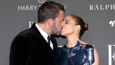 Кадър на деня – целувката на голата Дженифър Лопес и сериозният Бен Афлек