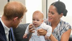 Бавачка и офицер са кръстниците на Арчи