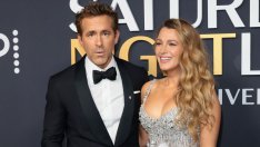 Блейк  и Райън започват аферата си, докато той все още е женен за Скарлет Йохансон