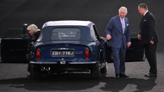 Принц Чарлз подкара отново своя „Астън Мартин“