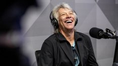 Джон Бон Джоуви защити ранния годеж на сина си Джейк с Мили Боби Браун