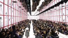 Протестиращ нахлу на дефилето на Dior