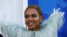 Бионсе прикова вниманието с дълбока цепка