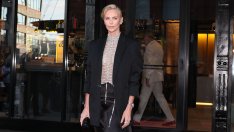 Стилът на звездите – Чарлийз Терон впечатли с перлен топ