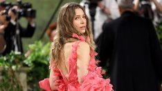 Драстична промяна – Джесика Бийл изненадващо скъси косата си