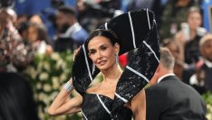 Жена на годината – Деми Мур със зашеметяваща рокля с клетка на корицата на списание Glamour