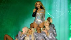 Визия на деня: Бионсе с изцяло украсен с мъниста костюм на Alexander McQueen