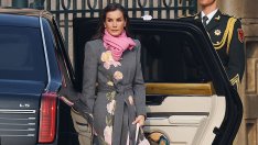 Кралица Летисия дебютира в Китай с уникално палто на Carolina Herrera