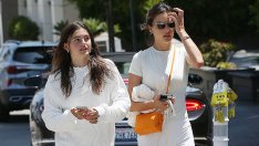 Като две капки вода - Алесандра Амброзио и дъщеря й с еднакви тоалети