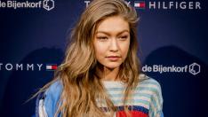 Джиджи Хадид показа бебето и... коледната си украса