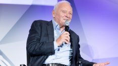 Антъни Хопкинс подготвя своята биография